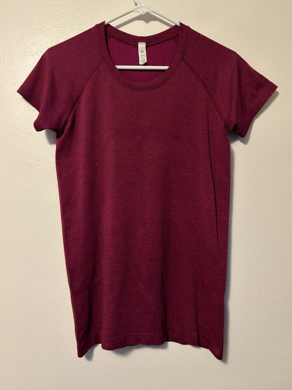 Lululemon Swiftly Tech SS Women's 8 Seamless Activewear Running Magenta/Burgundy
